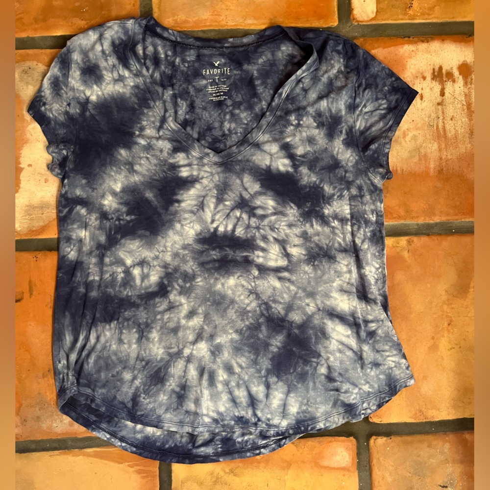 American Eagle V-neck tee. Size: medium